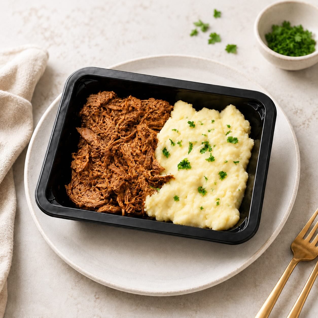 Carne Desmechada con puré de papas
