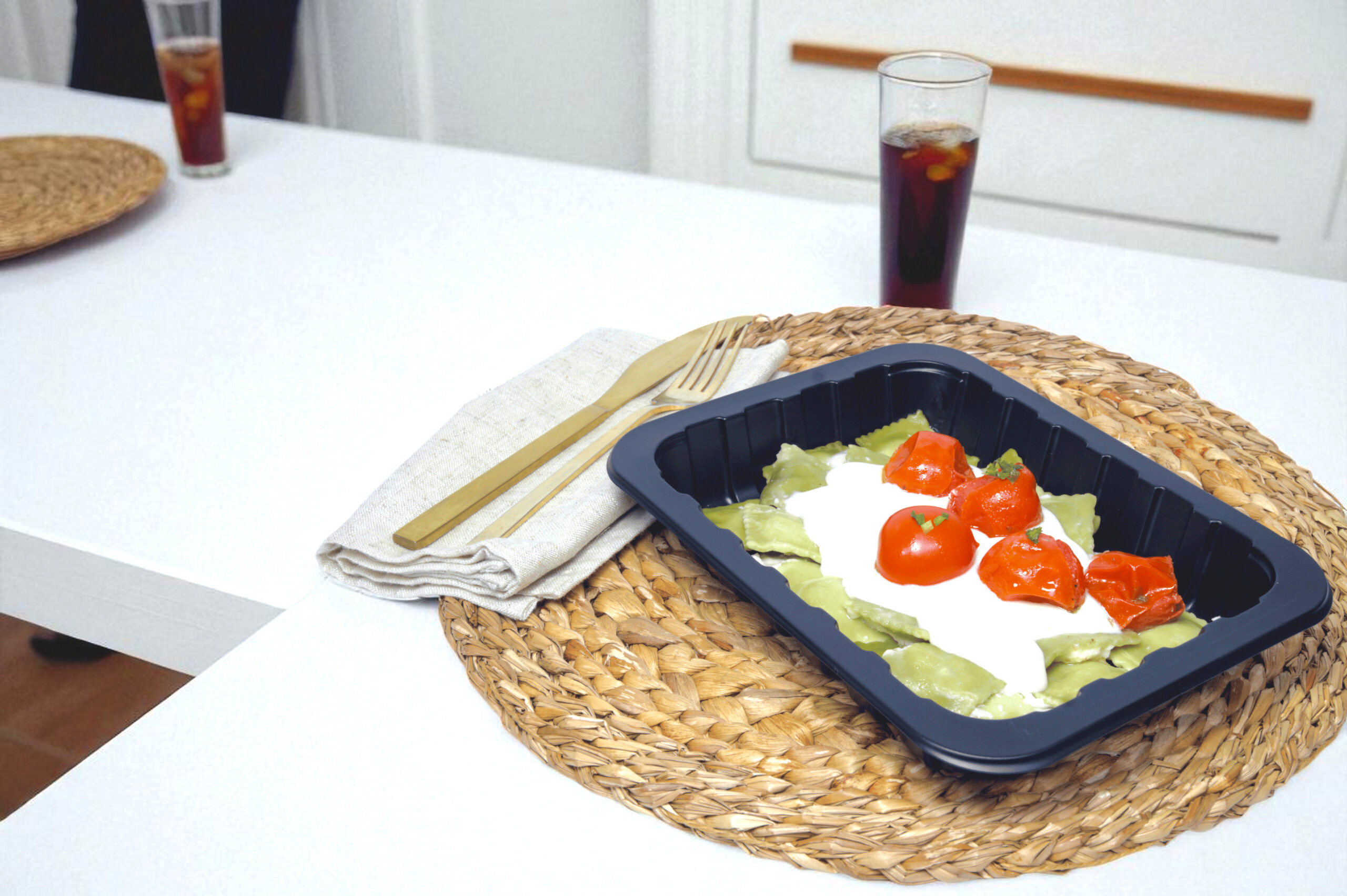 Ravioles de Ricota y Espinaca,  con Salsa Blanca y Tomates Asados.