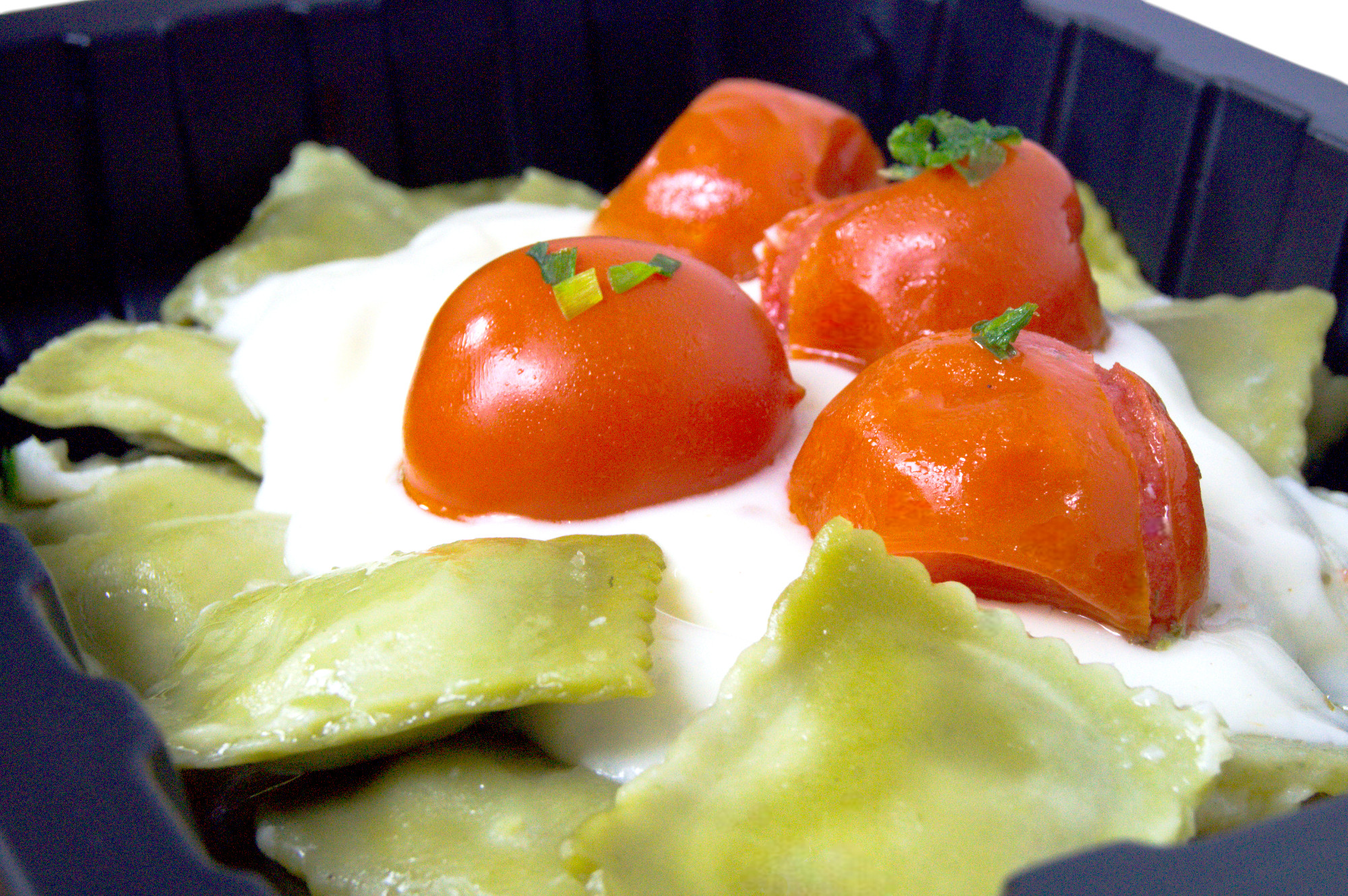 Ravioles de Ricota y Espinaca,  con Salsa Blanca y Tomates Asados.