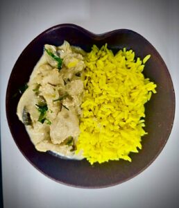Strogonoff de Pollo con Arroz al Curry