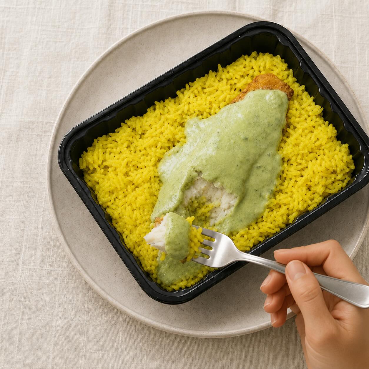 Merluza Apanada con Salsa de Espinaca y Arroz Curry.