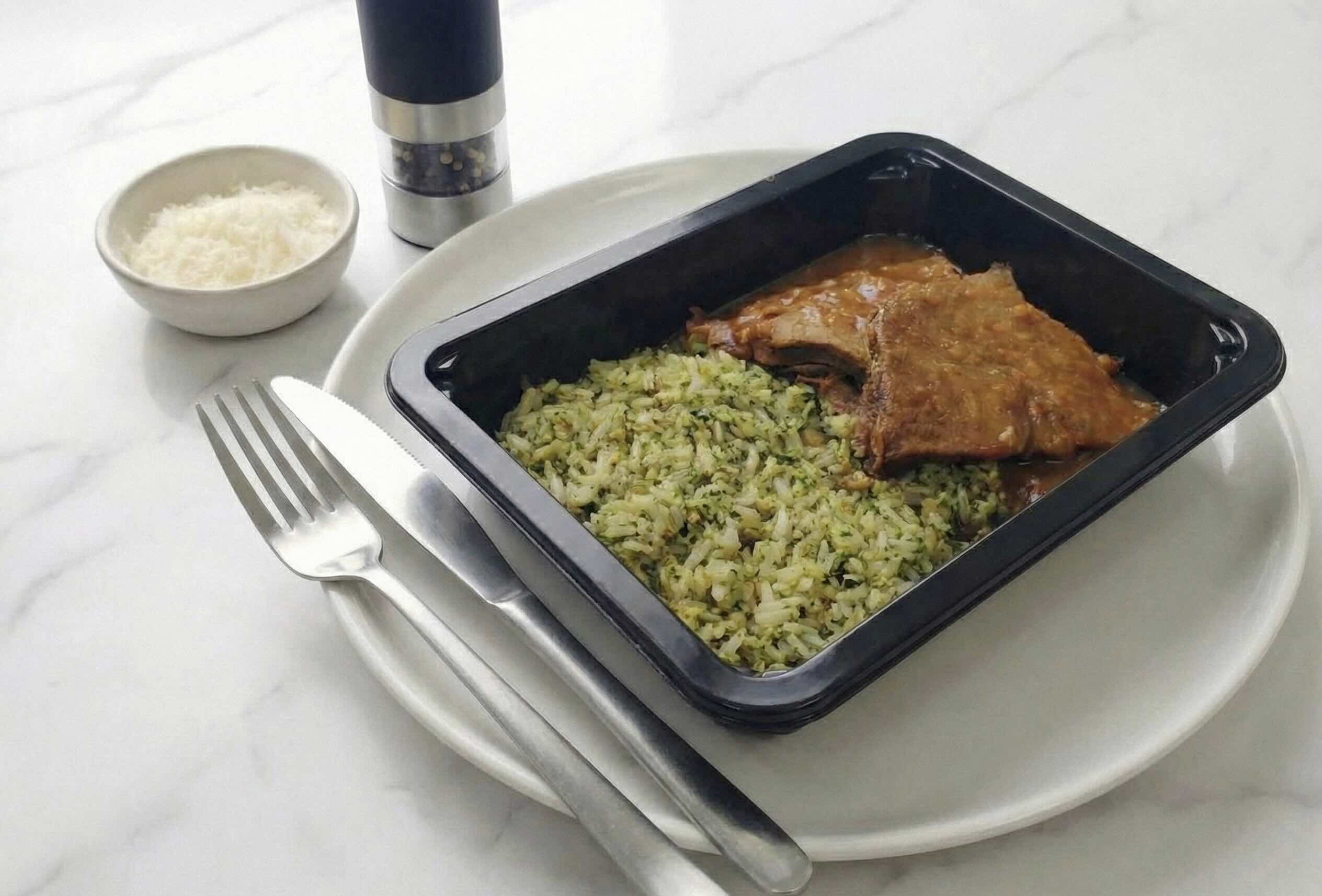 Carne (Pollo - Ganso) con Arroz con Pesto y Nueces.