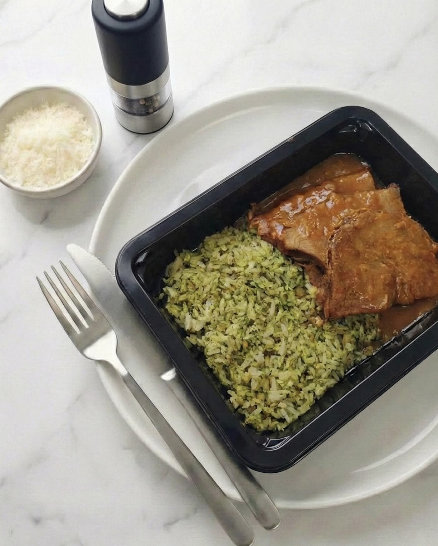 Carne (Pollo - Ganso) con Arroz con Pesto y Nueces.