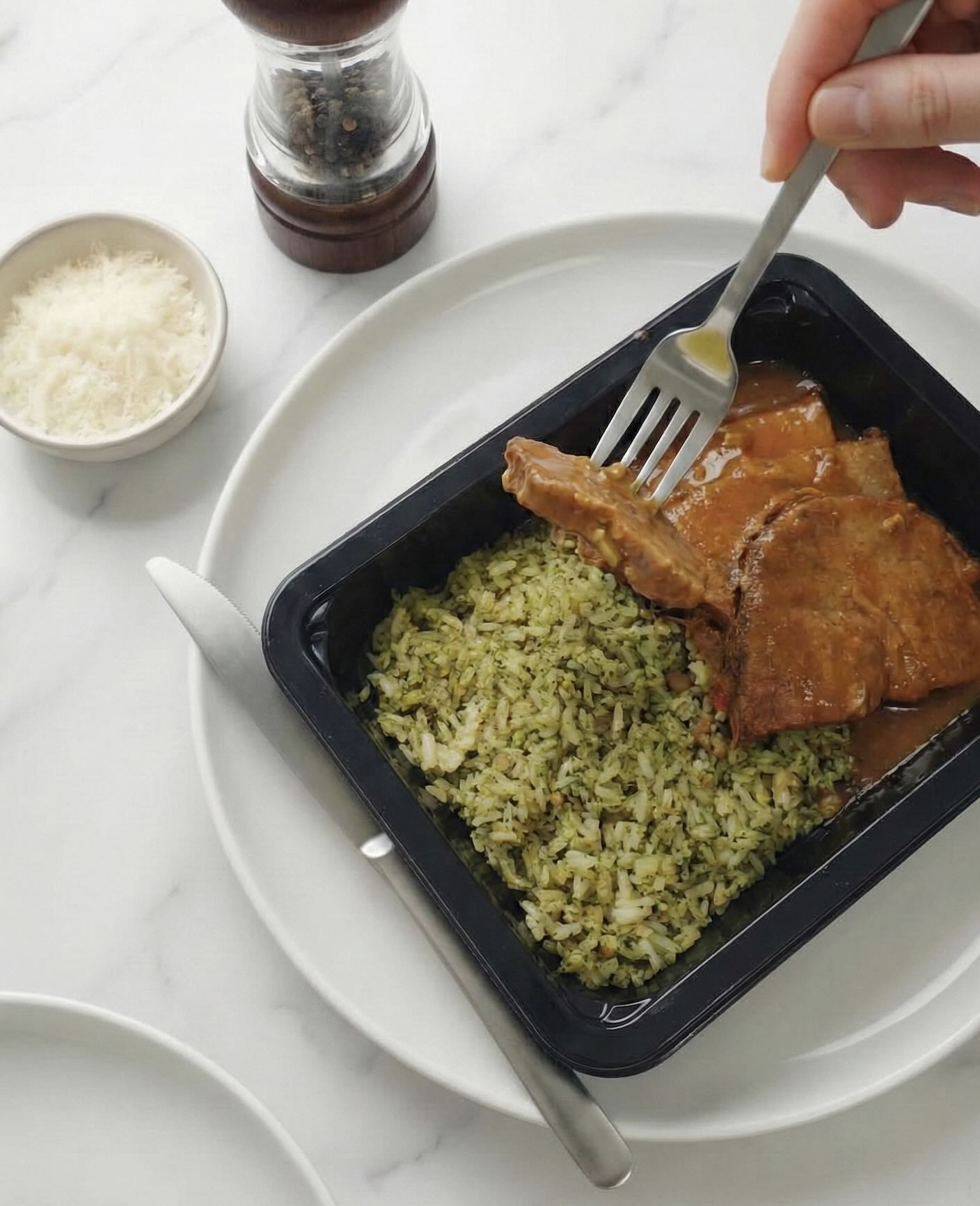 Carne (Pollo - Ganso) con Arroz con Pesto y Nueces.
